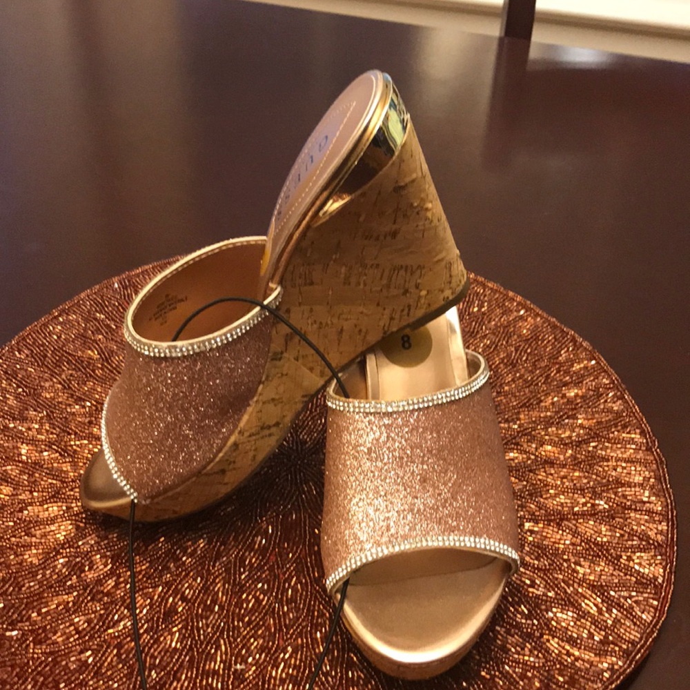 Fabulous Guess slip on wedges! 🔥🔥🔥